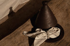 Serviette en lin rayée noir et écru pour table raffinée