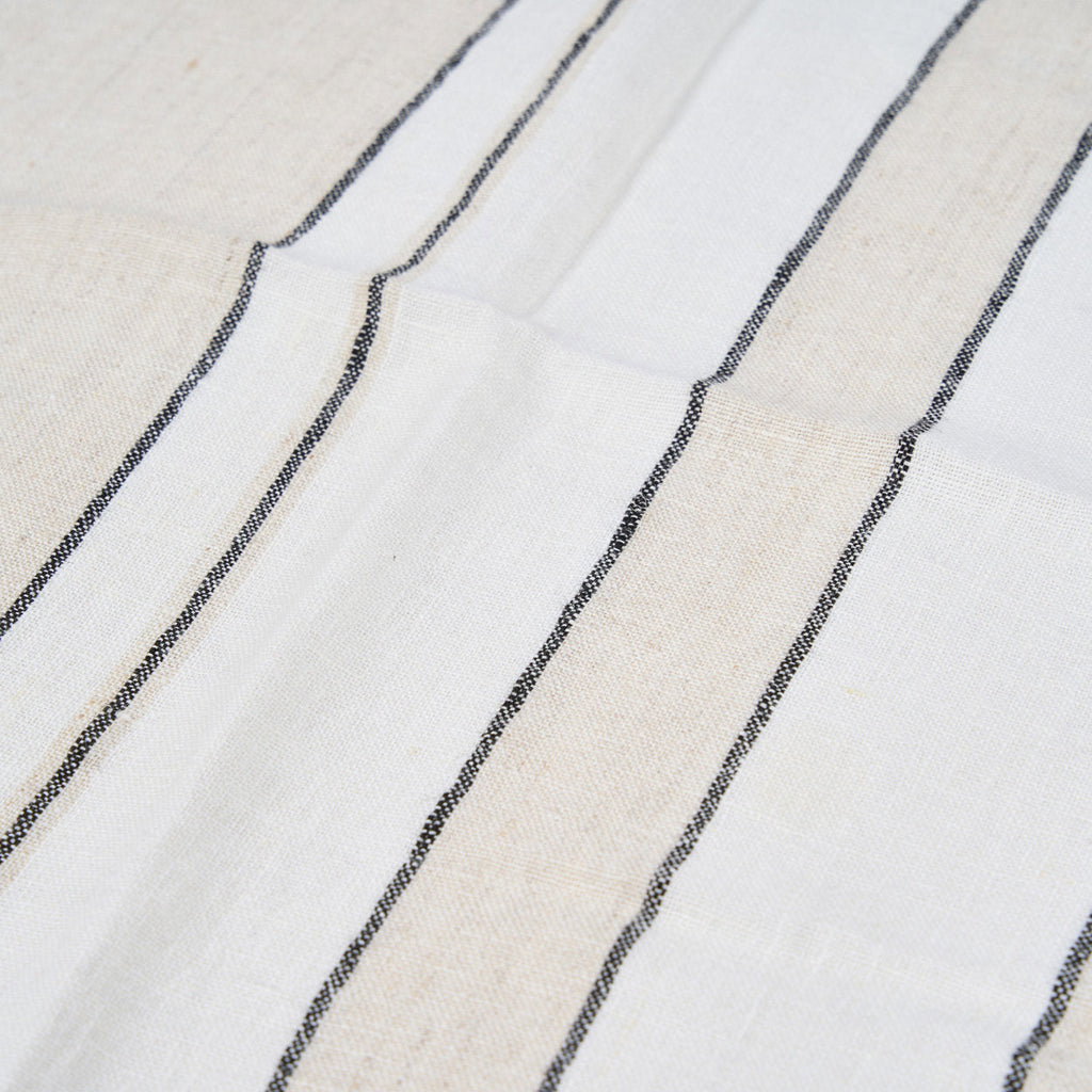 Serviette en lin rayée noir et écru pour table raffinée