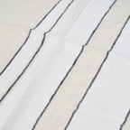 Serviette en lin rayée noir et écru pour table raffinée