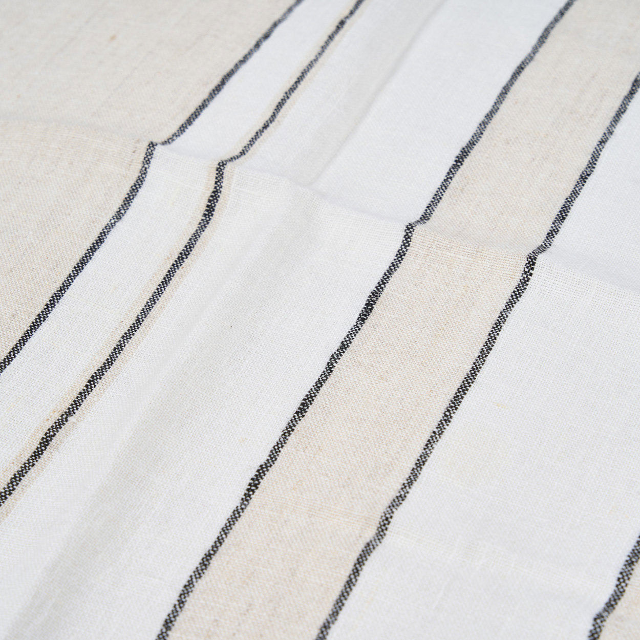 Serviette en lin rayée noir et écru pour table raffinée