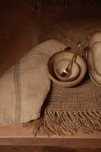 Serviette en lin naturel rayée noir beige pour table ou cuisine