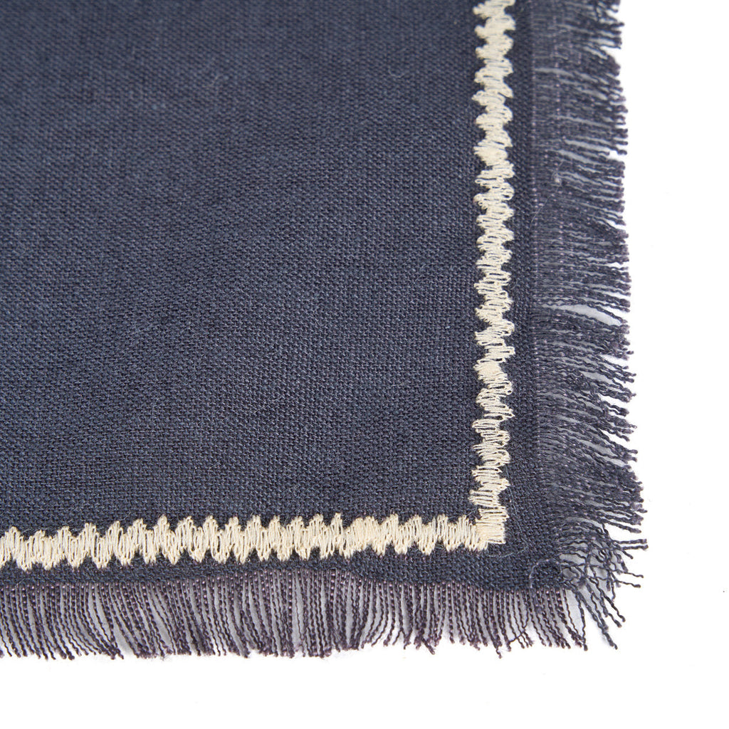Serviette de table en lin noir naturel à franges et bordure écrue