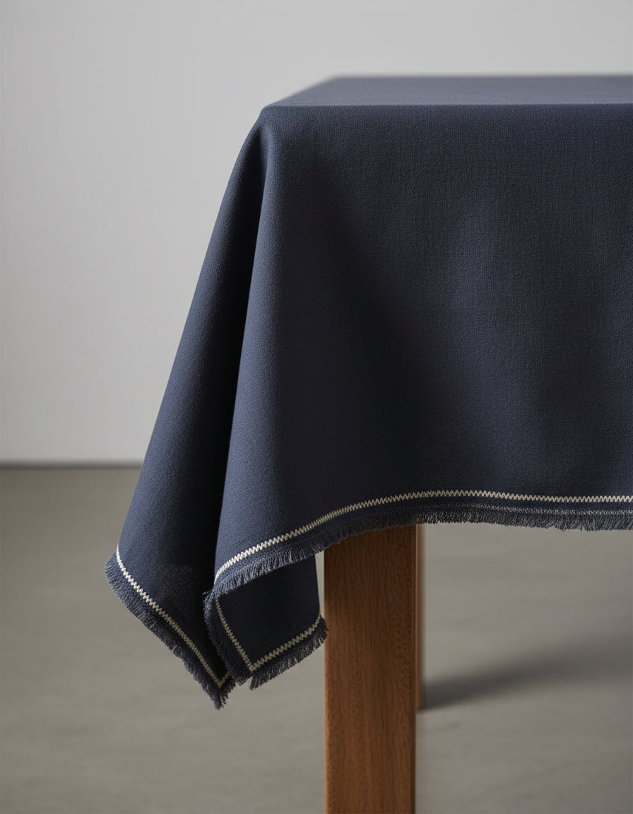 Nappe en lin bleu marine à franges artisanales – 150x300 cm