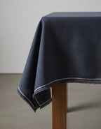 Nappe en lin bleu marine à franges artisanales – 150x300 cm