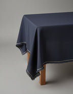Nappe en lin bleu marine à franges artisanales – 150x300 cm