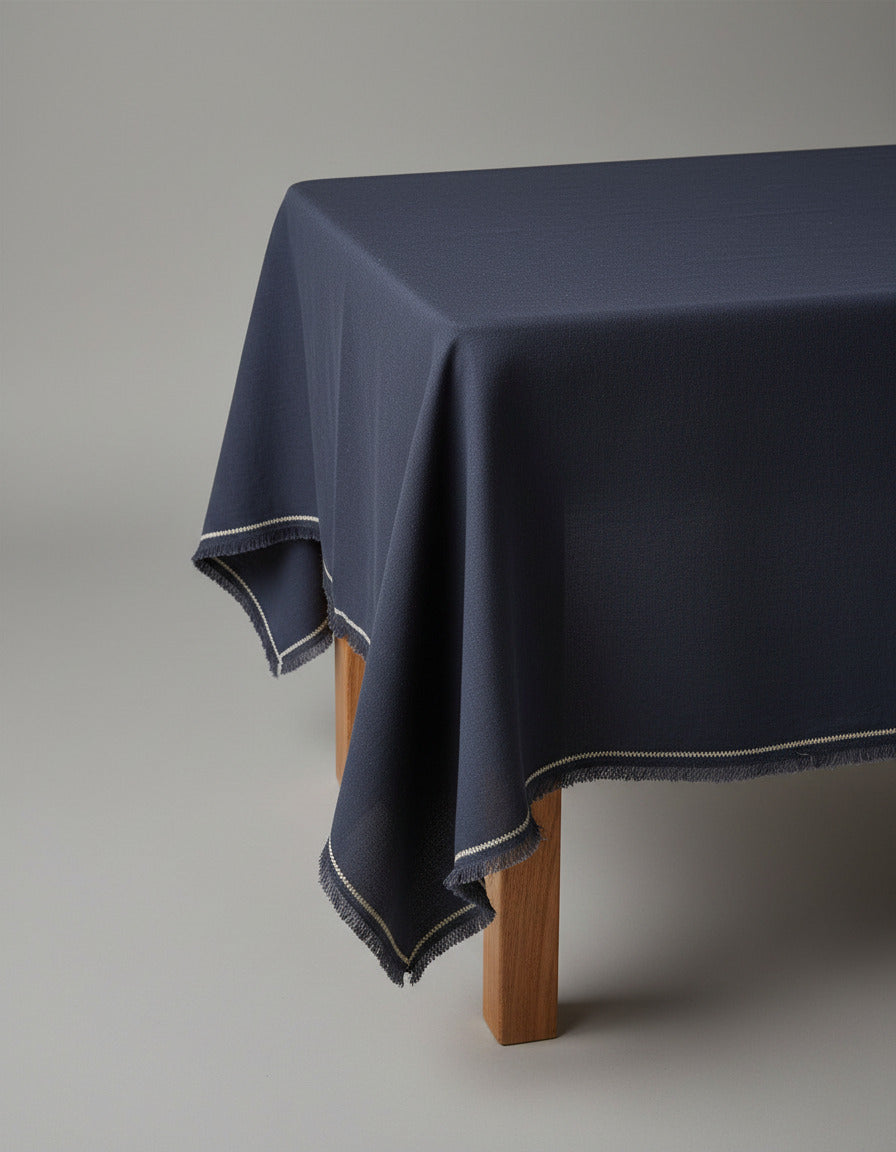 Nappe en lin bleu marine à franges artisanales – 150x300 cm