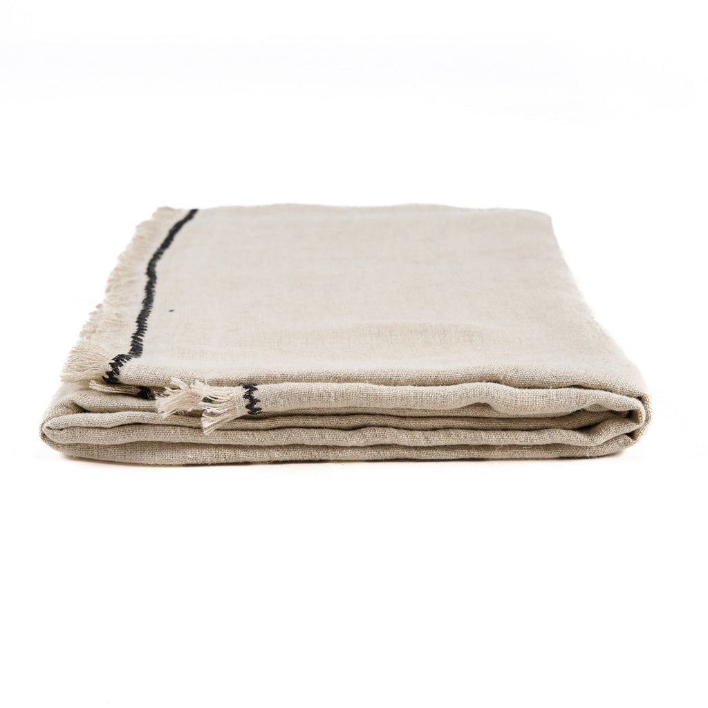 Nappe rectangulaire en lin écru bord noir frangé – 150x300 cm