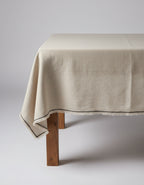 Nappe rectangulaire en lin écru bord noir frangé – 150x300 cm