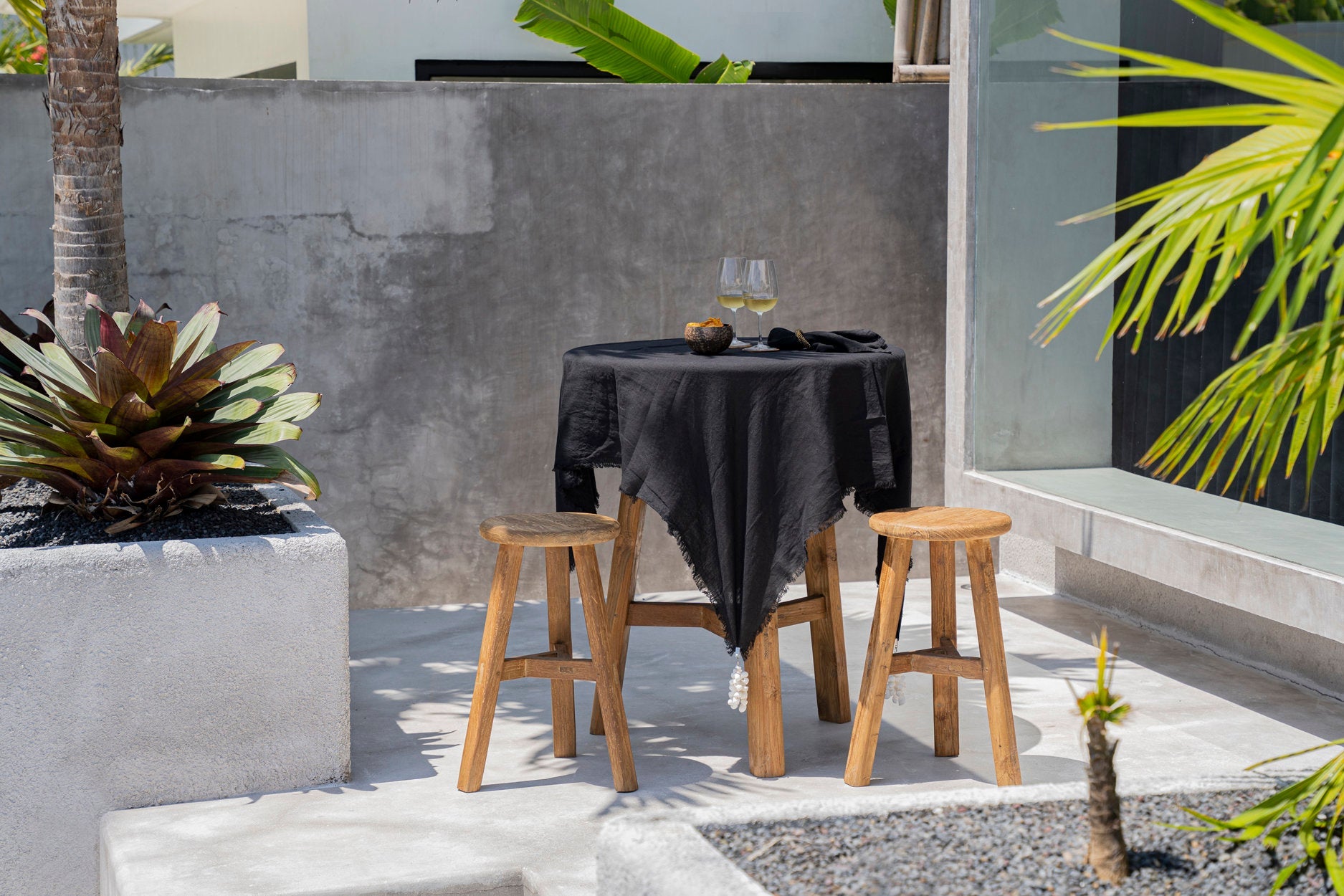 Nappe rectangulaire en lin lavé noir uni avec bords frangés – 150x250 cm