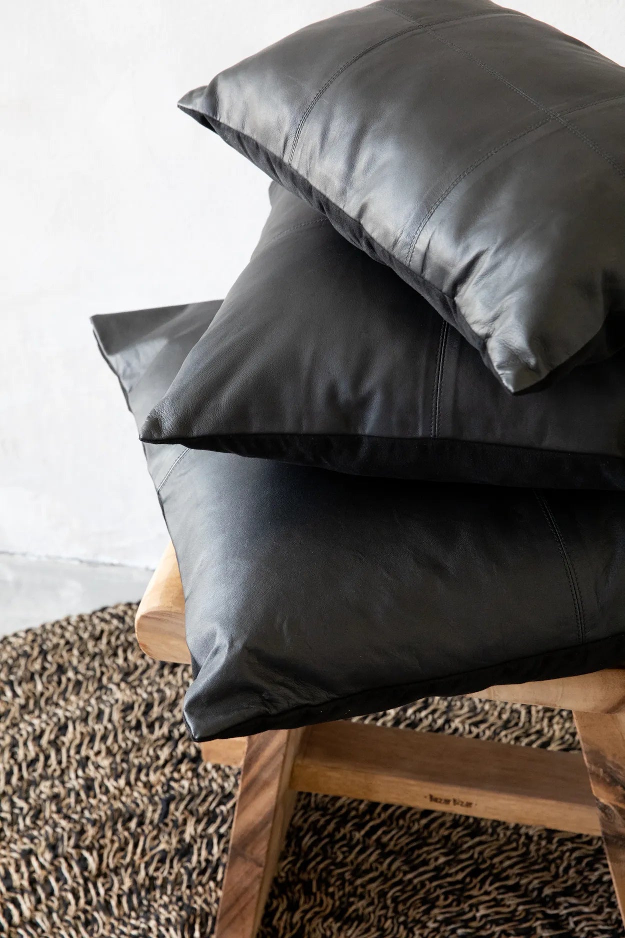 Housse de coussin carrée en cuir noir surpiqué - 40x40 cm