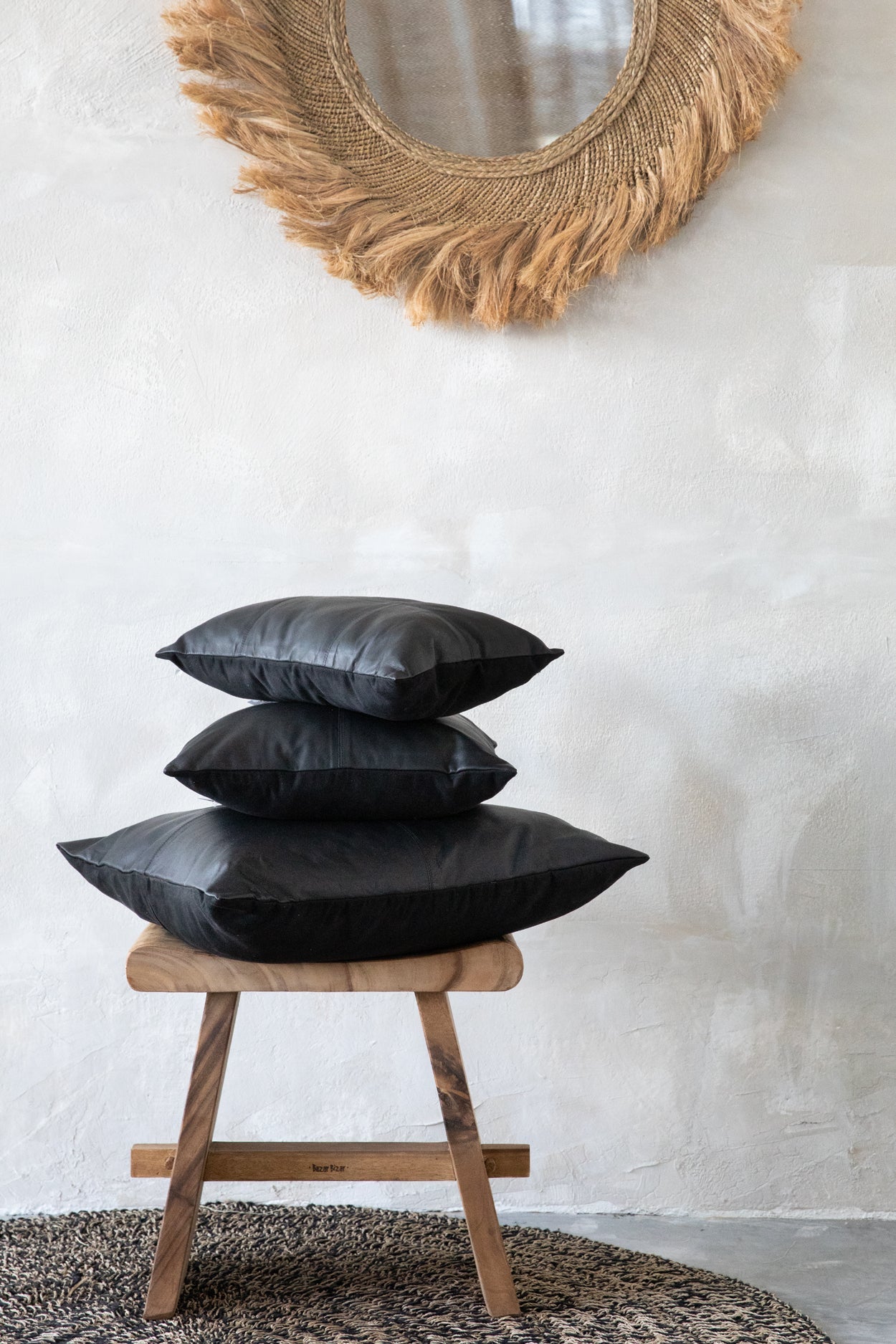 Housse de coussin carrée en cuir noir surpiqué - 40x40 cm