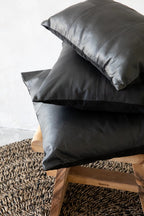 Housse de coussin carrée en cuir noir surpiqué - 40x40 cm