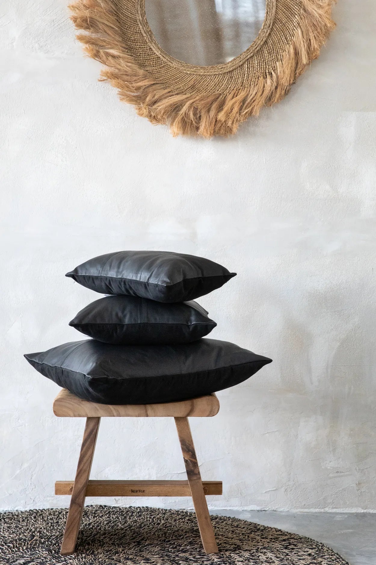 Housse de coussin carrée en cuir noir surpiqué - 40x40 cm