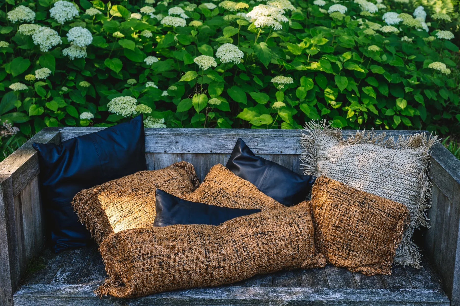Housse de coussin carrée en cuir noir surpiqué - 40x40 cm