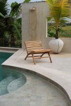 Fauteuil en teck naturel pour extérieur couvert structure ondulée – 85x65 cm
