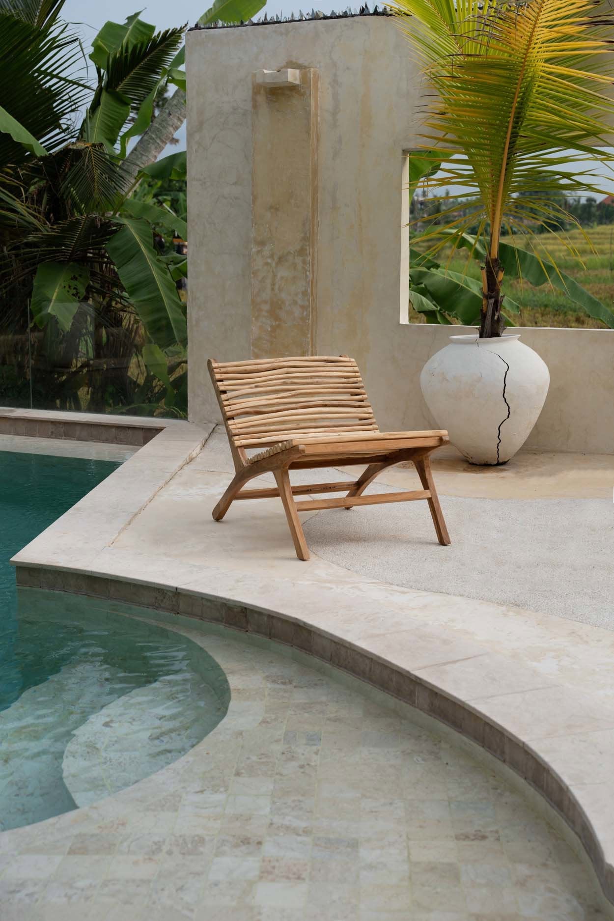 Fauteuil en teck naturel pour extérieur couvert structure ondulée – 85x65 cm