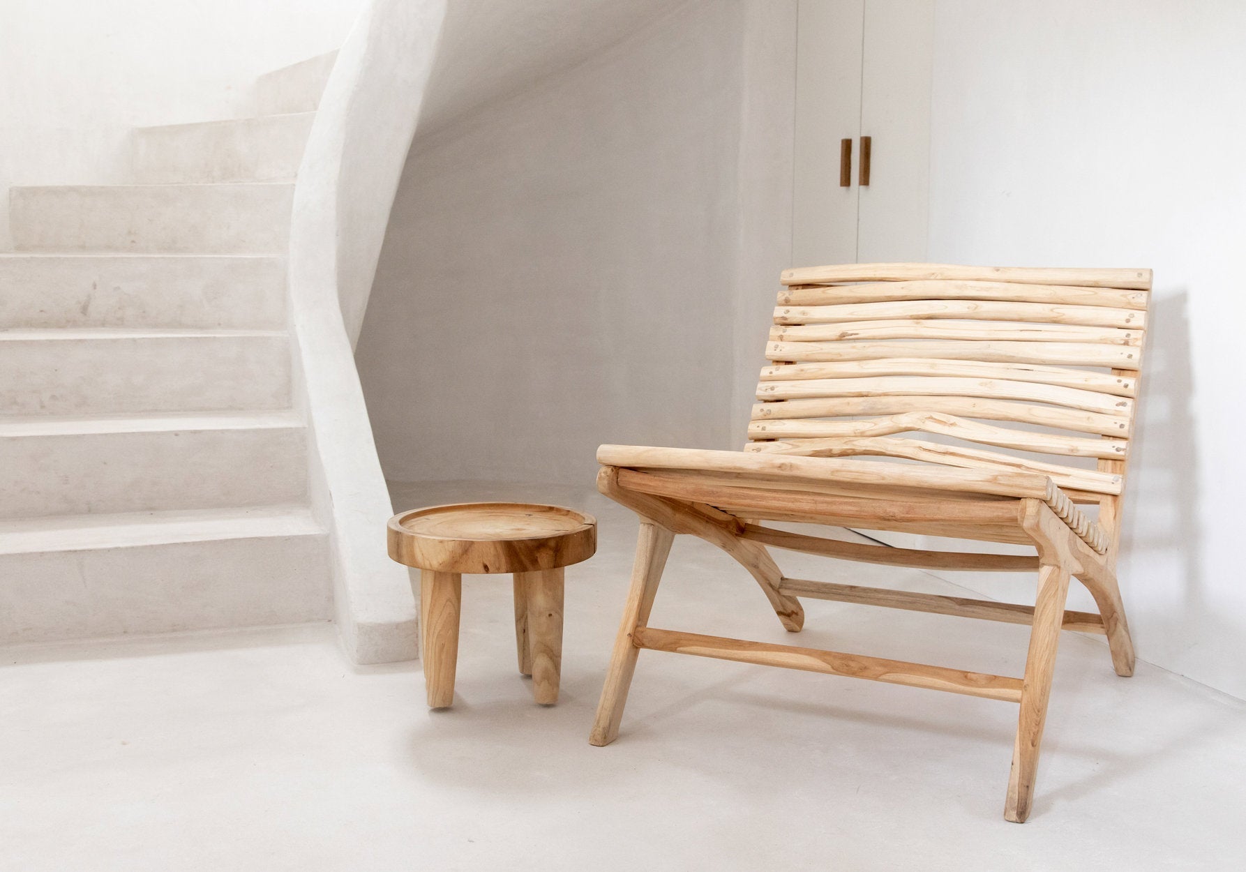 Fauteuil en teck naturel pour extérieur couvert structure ondulée – 85x65 cm