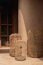 Suspension tressée en feuilles de bananier naturelle forme capsule ajourée – H57 cm