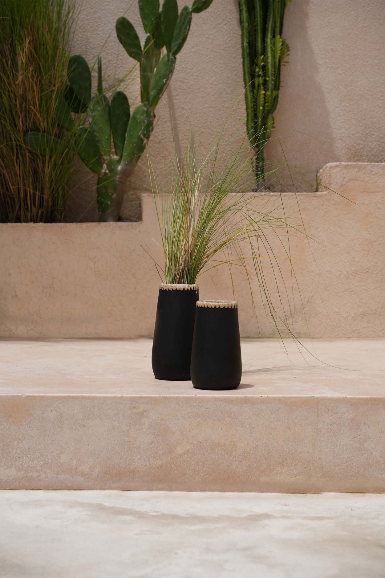 Vase décoratif en terre cuite noir – 14x31 cm
