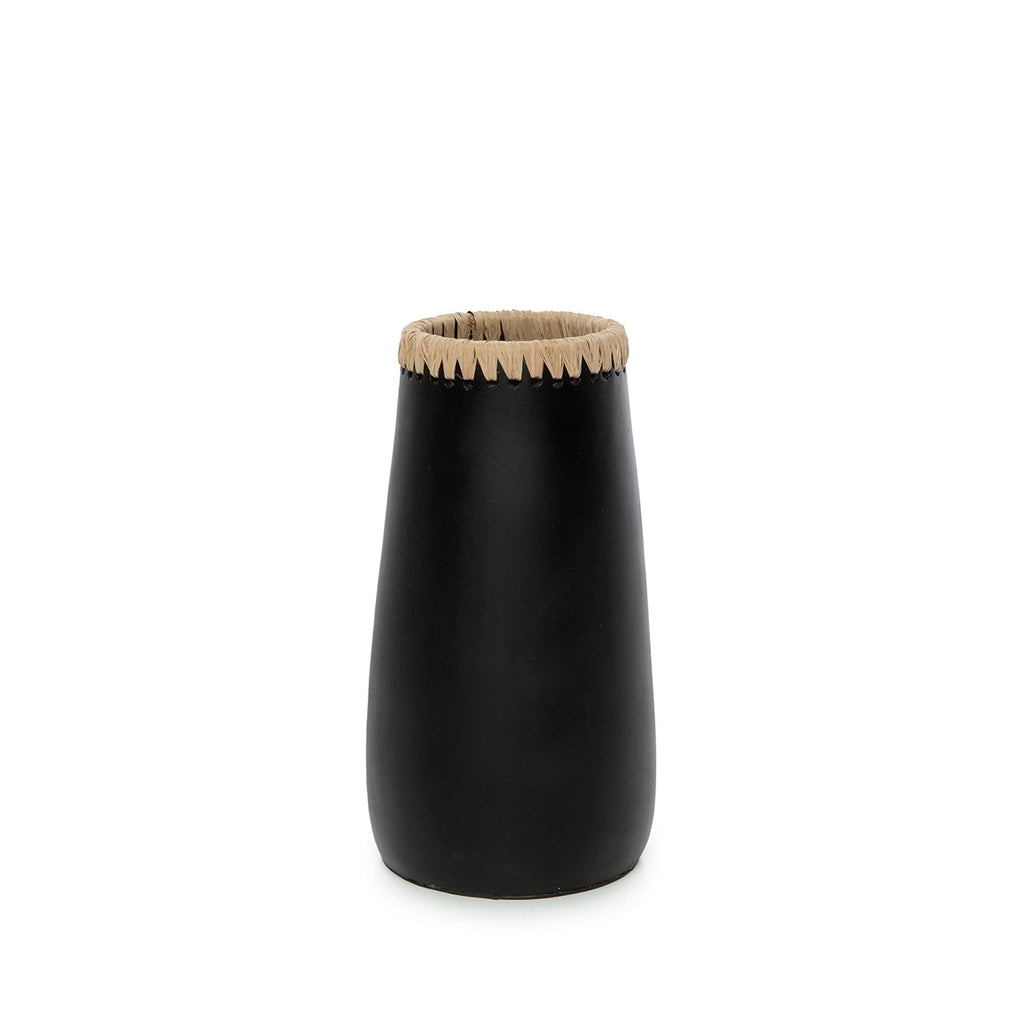 Vase décoratif en terre cuite et raphia noir 26 cm