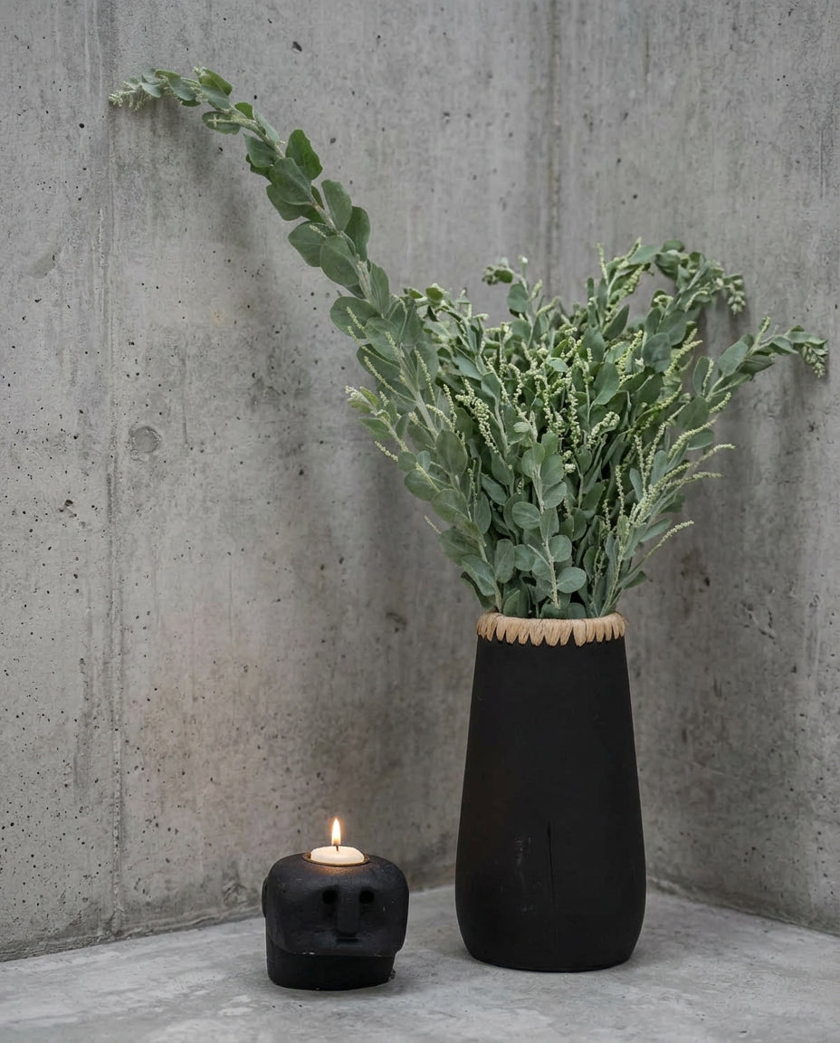 Vase décoratif en terre cuite et raphia noir 26 cm