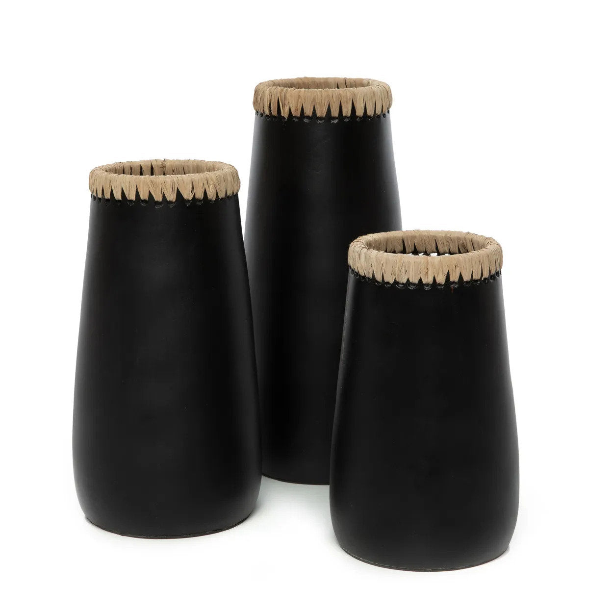 Vase décoratif en terre cuite et raphia noir 26 cm