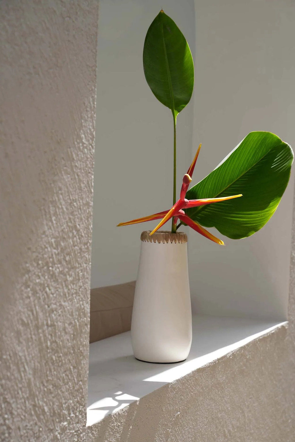 Vase en terracotta blanc naturel avec détail raphia 31 cm
