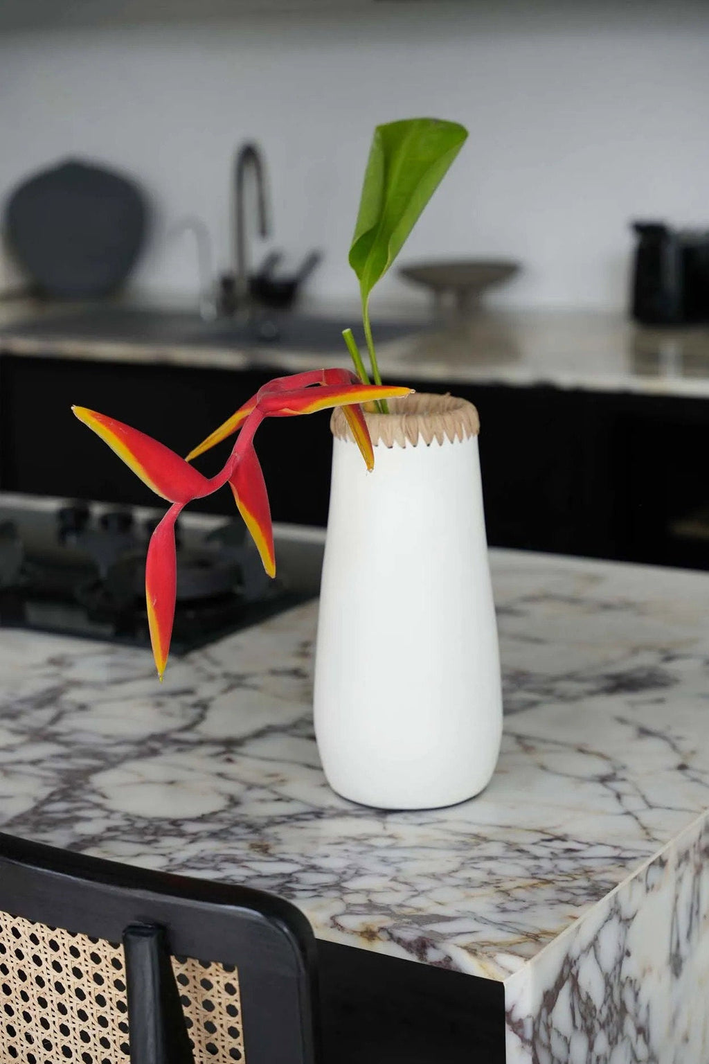 Vase en terracotta blanc naturel avec détail raphia 31 cm
