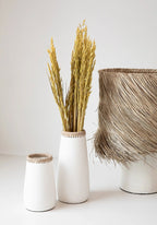 Vase en terracotta blanc naturel avec détail raphia 31 cm