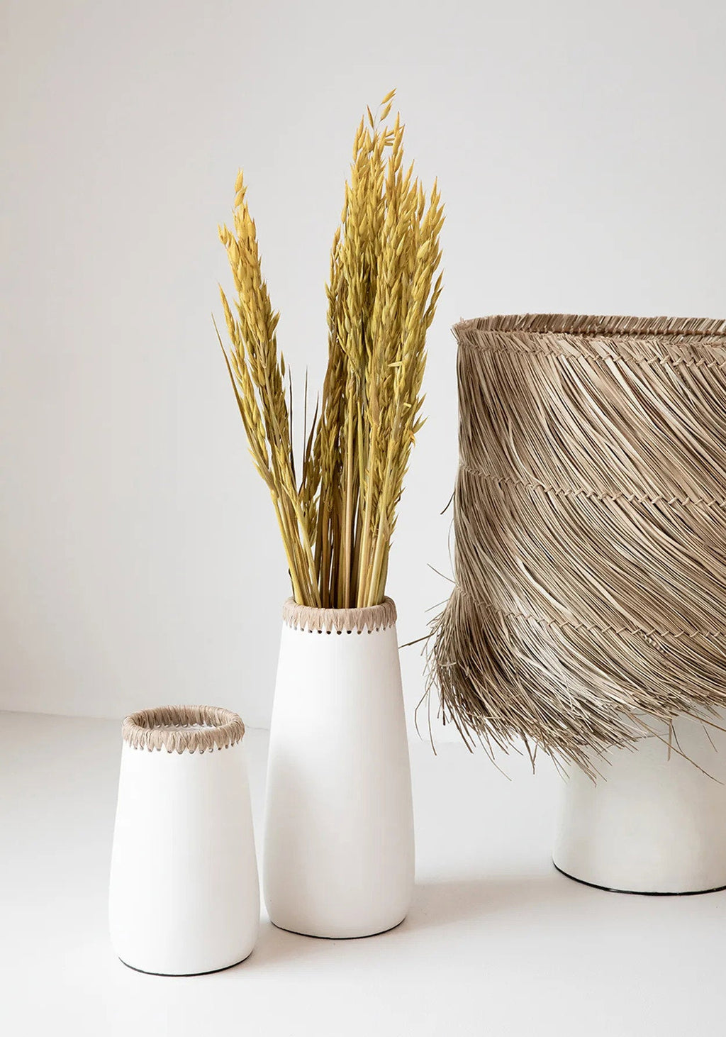 Vase en terracotta blanc naturel avec détail raphia 31 cm