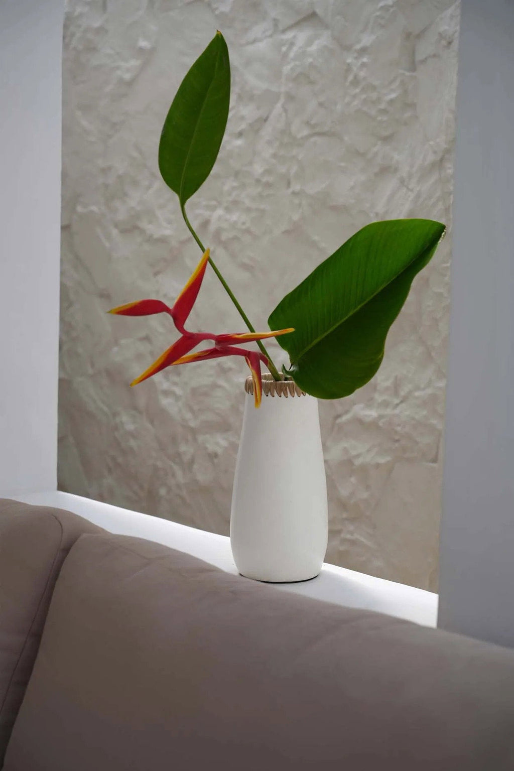 Vase décoratif en terre cuite blanc naturel avec bordure en raphia – H26 cm