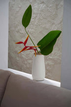 Vase décoratif en terre cuite blanc naturel avec bordure en raphia – H26 cm
