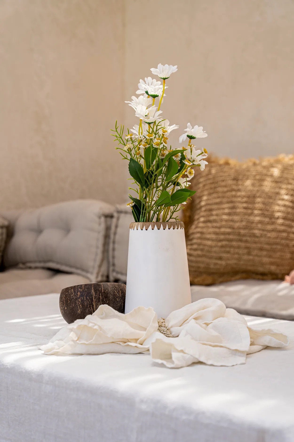 Vase décoratif en terre cuite blanc naturel avec bordure en raphia – H26 cm