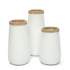 Vase décoratif en terre cuite blanc naturel avec bordure en raphia – H26 cm