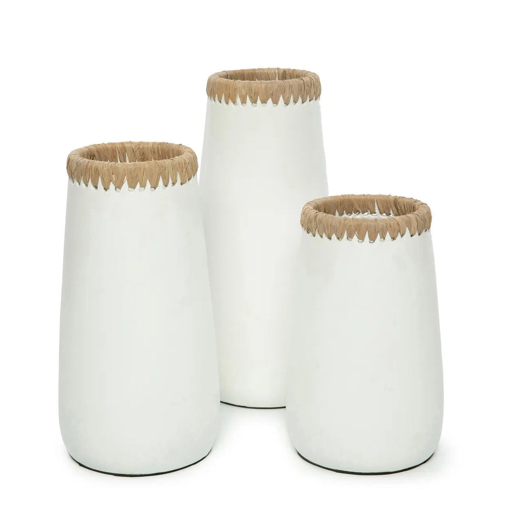 Vase décoratif en terre cuite blanc naturel avec bordure en raphia – H26 cm