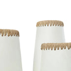 Vase décoratif en terre cuite blanc naturel avec bordure en raphia – H26 cm