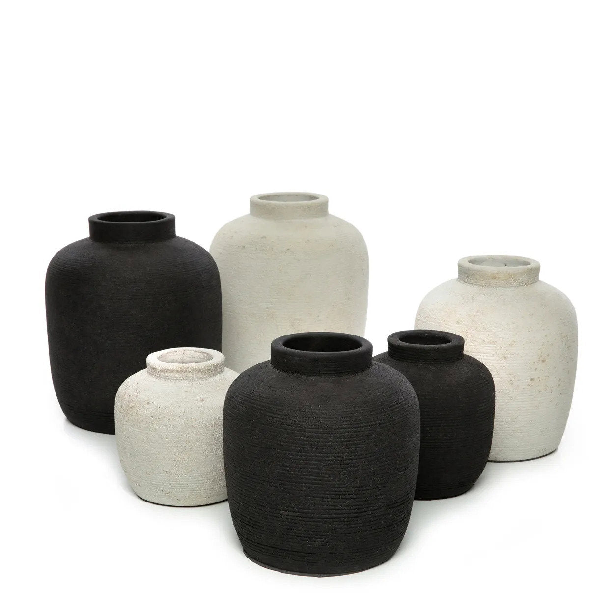 Vase en terre cuite noire forme arrondie texturée – H22 cm