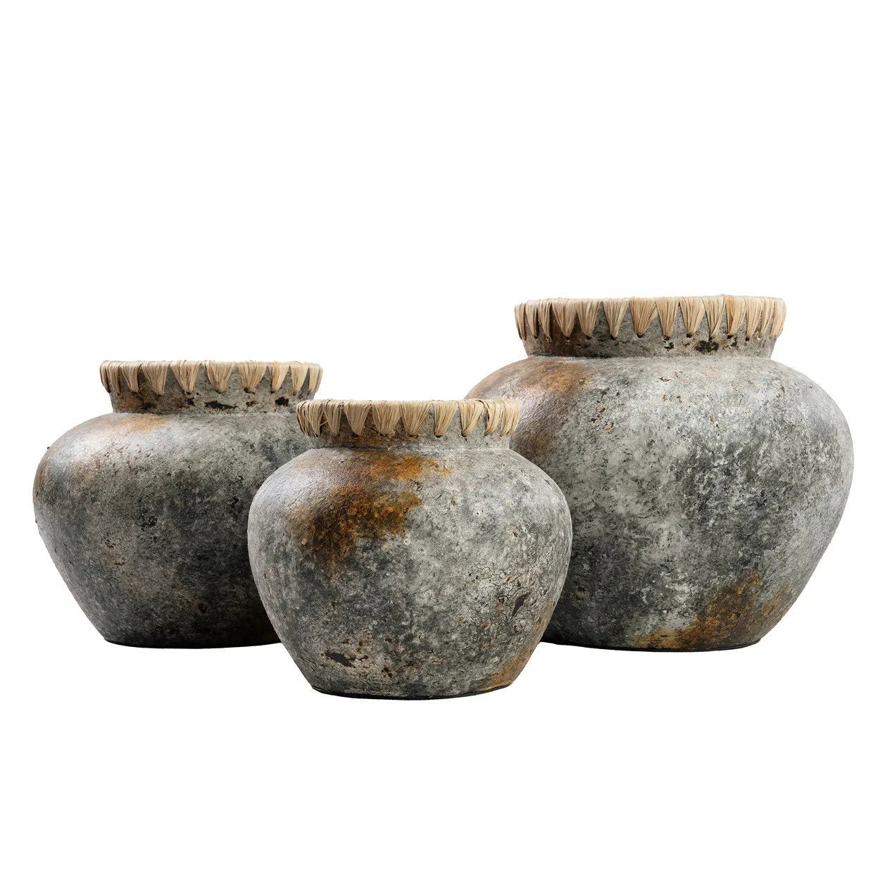 Vase décoratif en terracotta grisée et raphia tressé – H27 cm