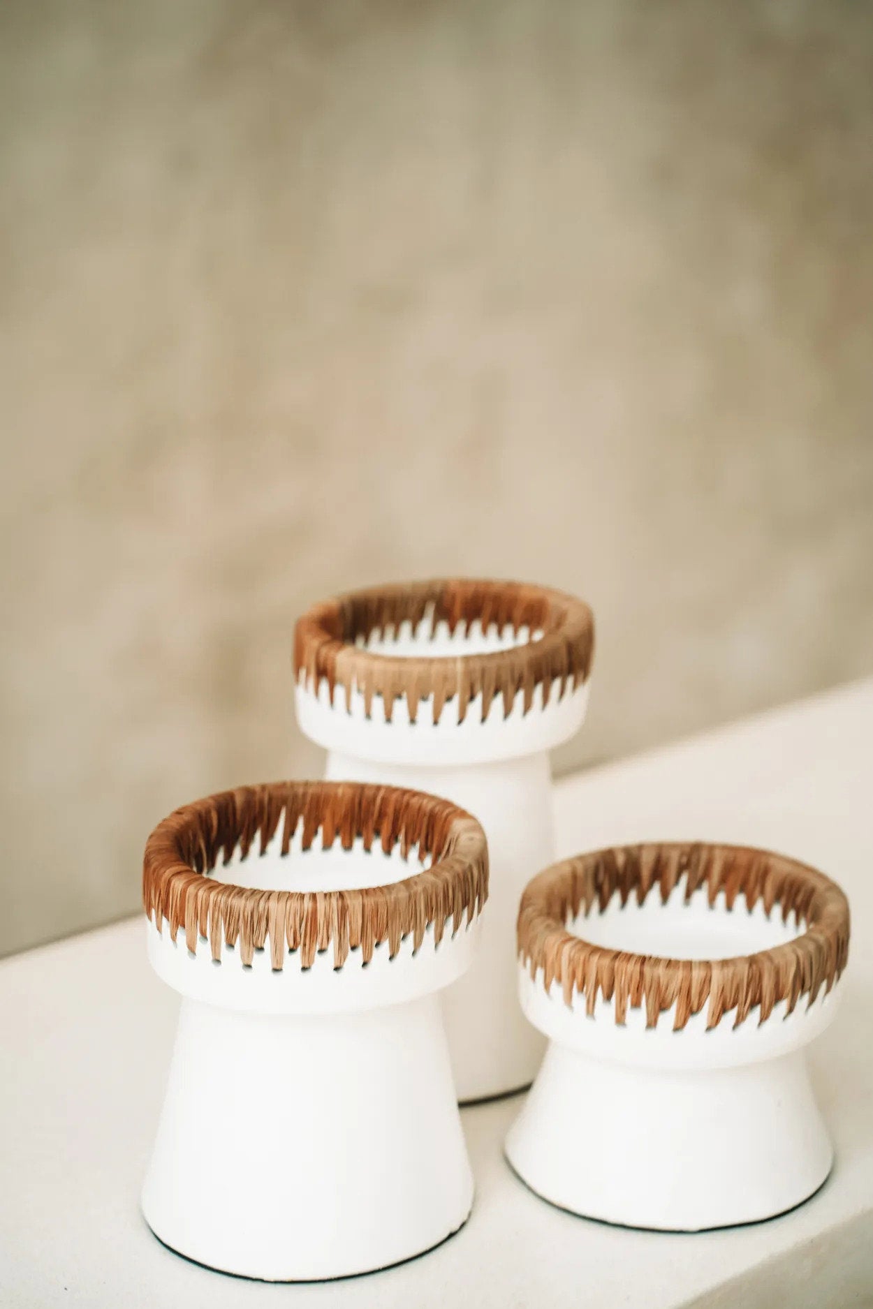 Porte-bougie en terre cuite blanche finition raphia naturel – H16 cm