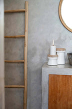 Porte-bougie en terre cuite blanc avec bord en raphia tressé