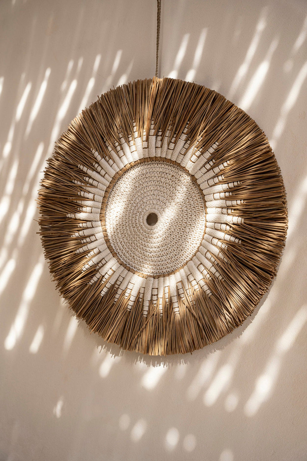 Déco murale ronde en raphia et macramé coton blanc