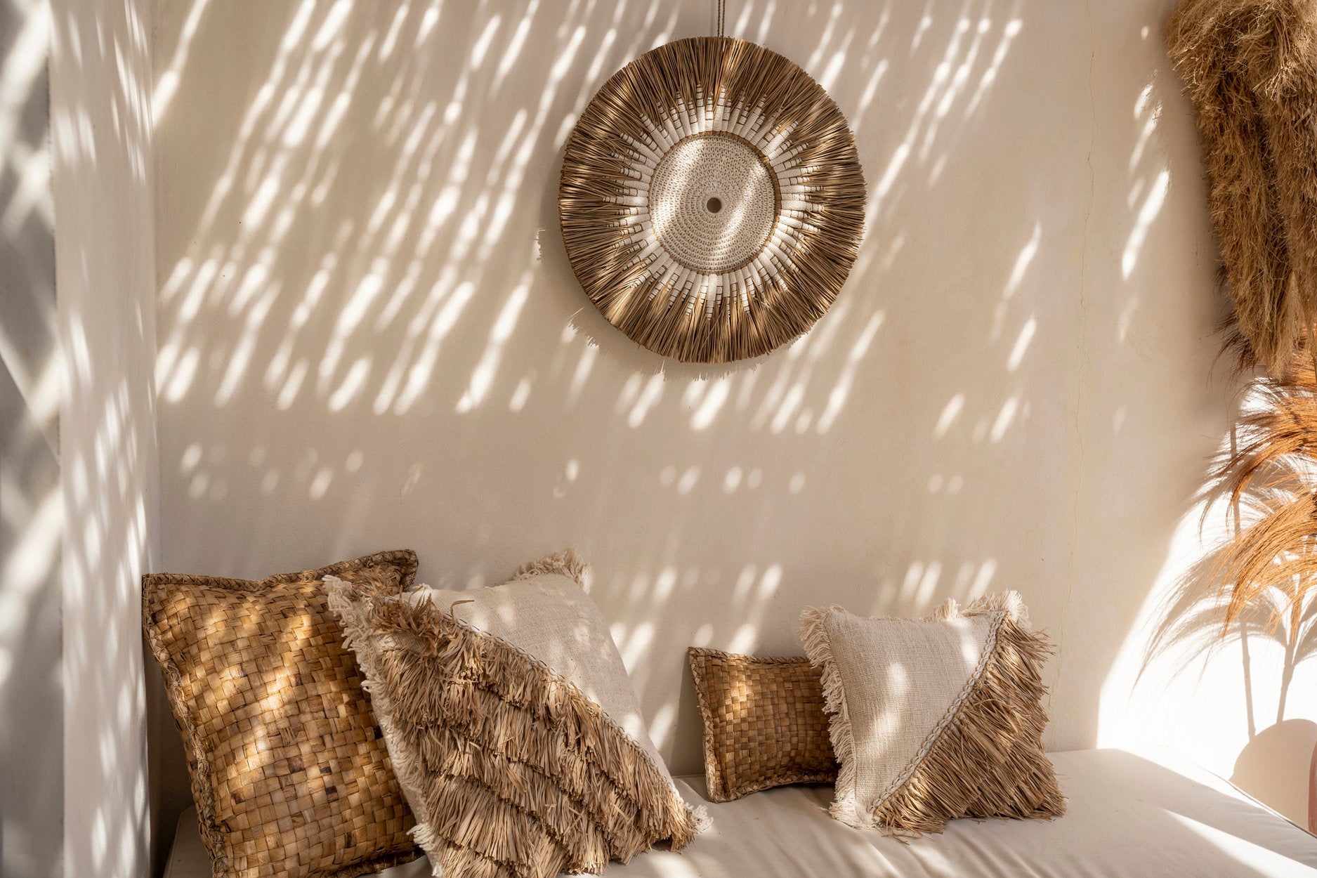 Déco murale ronde en raphia et macramé coton blanc