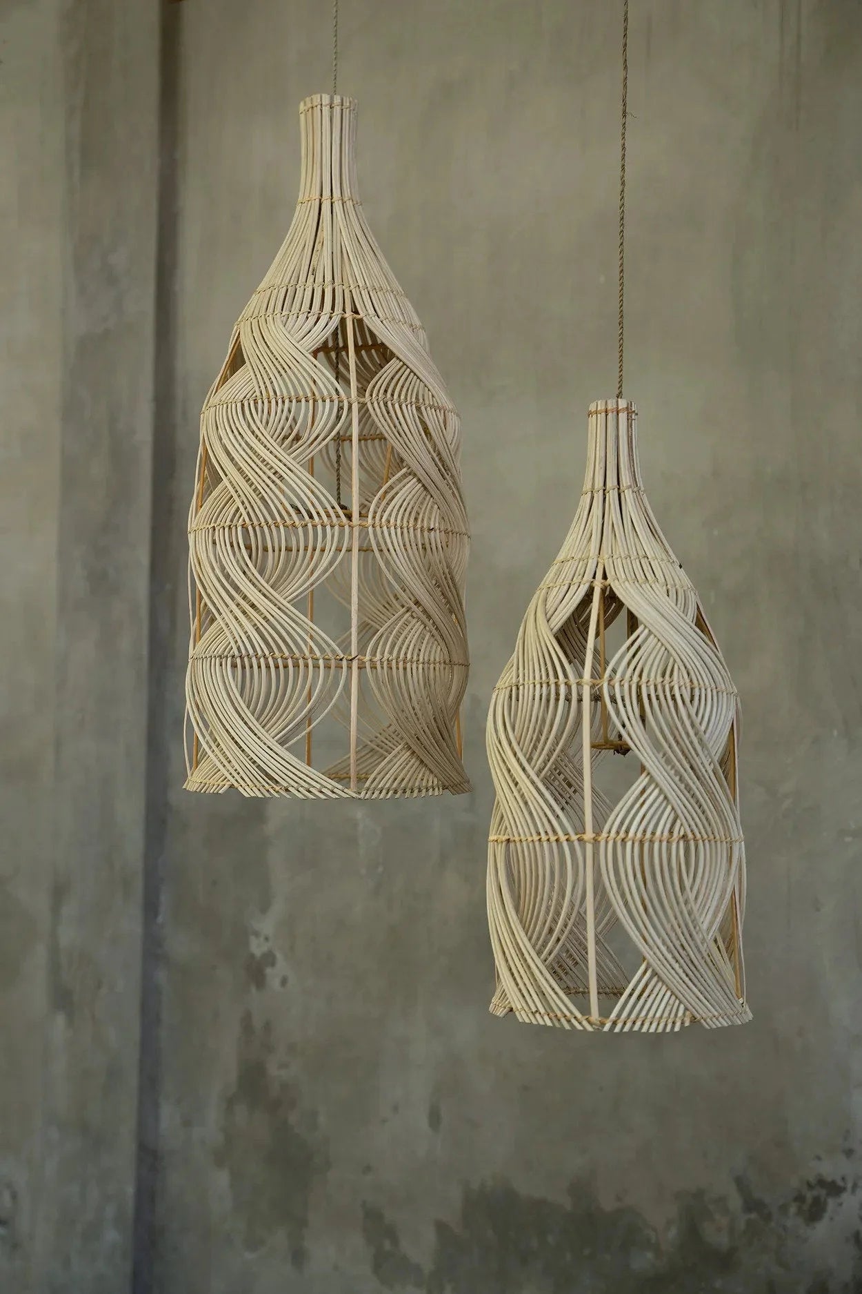 Suspension en rotin naturel forme bouteille ondulée – H55 cm
