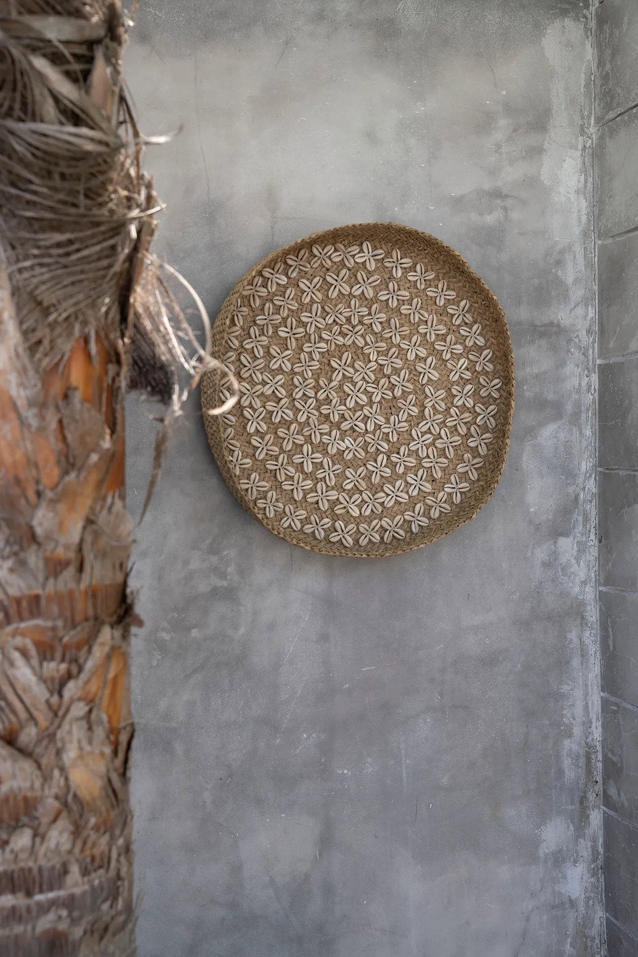 Plateau mural rond en coquillages tressés – Blanc naturel – Ø42 cm