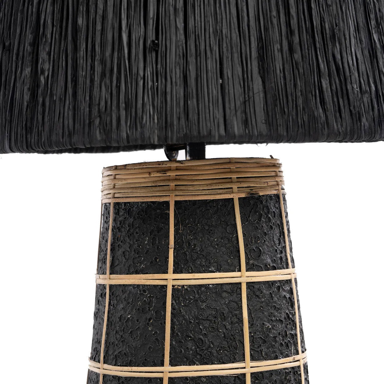 Lampe à poser en terracotta et rotin noir texturé – H56 cm