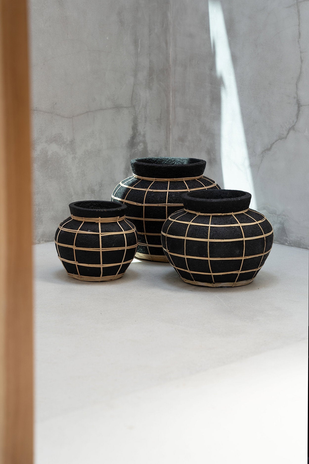 Vase rond en terre cuite et rotin noir naturel 33 cm