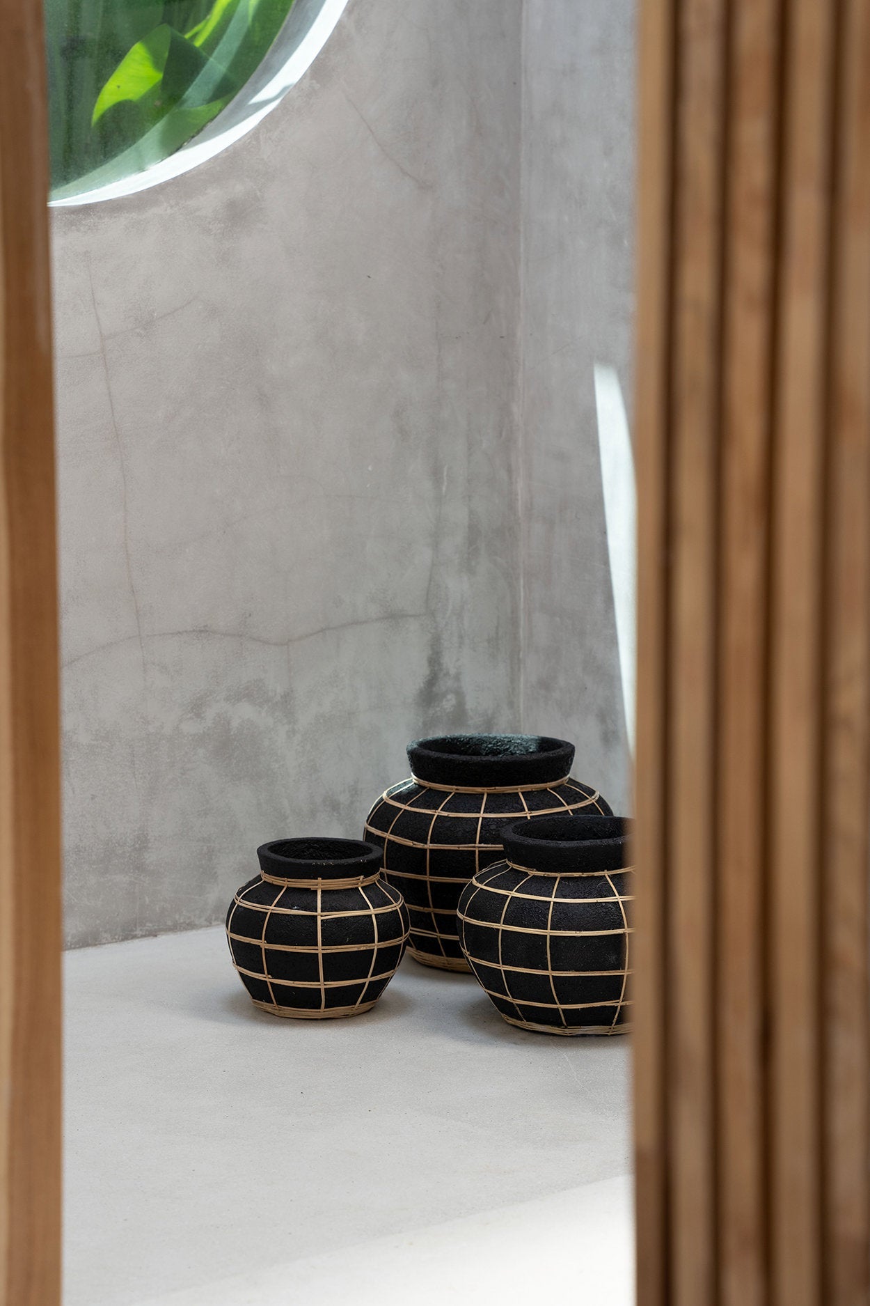 Vase rond noir en terre cuite détail en rotin – H23 cm