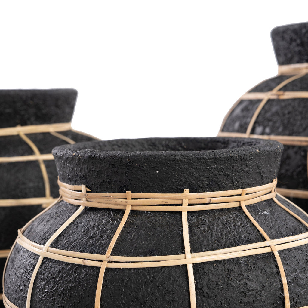 Vase rond noir en terre cuite détail en rotin – H23 cm