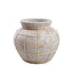 Vase en terre cuite gris beige détail rotin aspect béton brut – H23 cm
