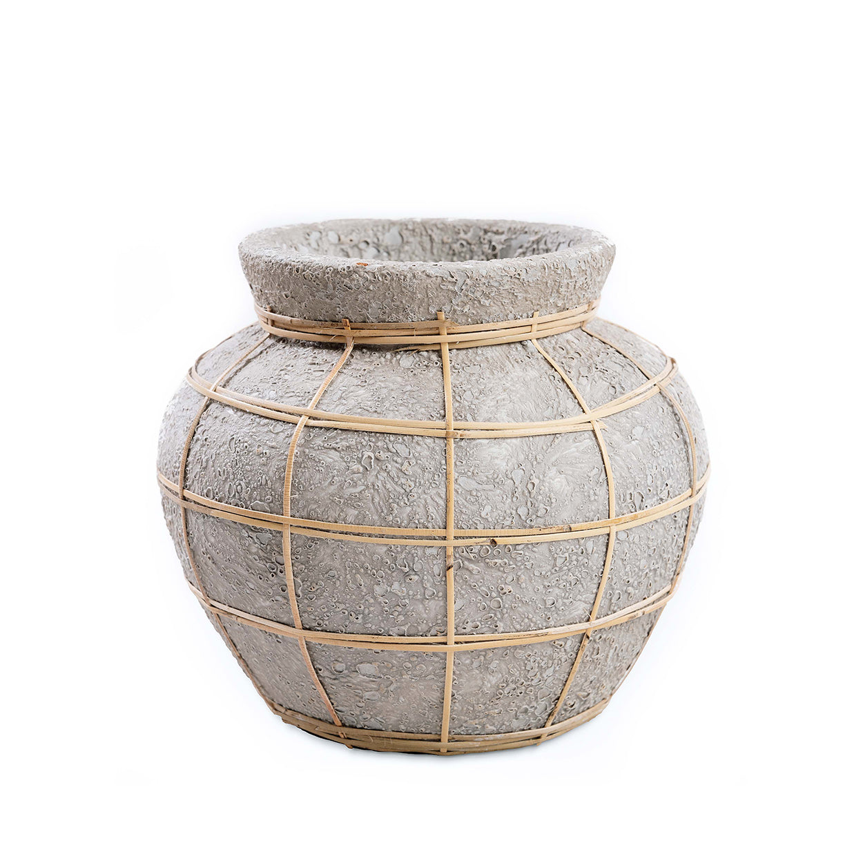 Vase en terre cuite gris beige détail rotin aspect béton brut – H23 cm
